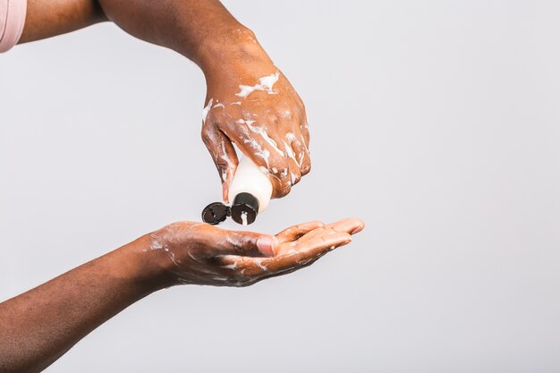 Noir, homme américain africain, lavage mains