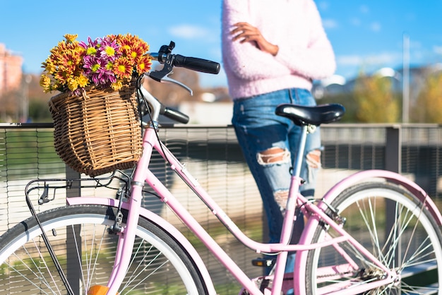 Noir jeune femme monté sur un vélo vintage