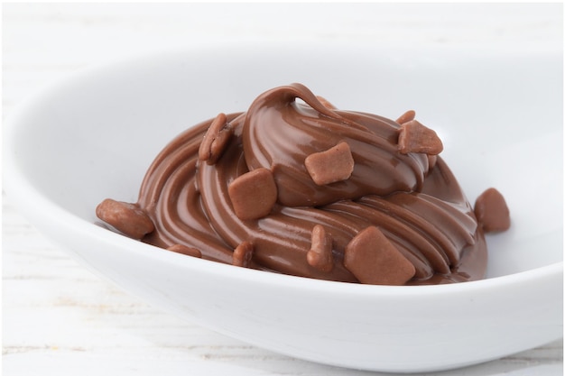 Noisette au chocolat granulé dans un bol