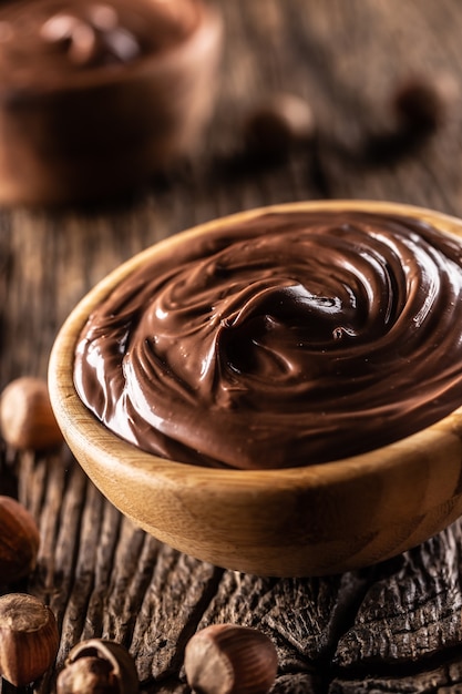 Noisette au chocolat à tartiner dans un bol en bois - Gros plan.