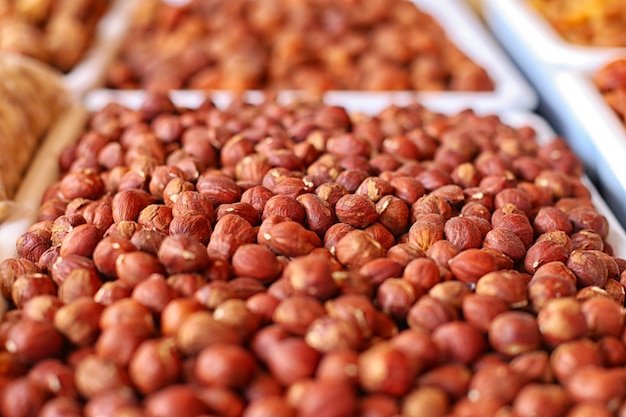 Noisette sur le comptoir dans le magasin. Noix crues, aliments végétariens et diététiques.