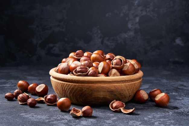 Noisette dans un bol en bois