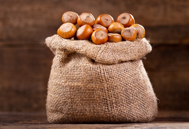 Noisette dans un sac sur une table en bois