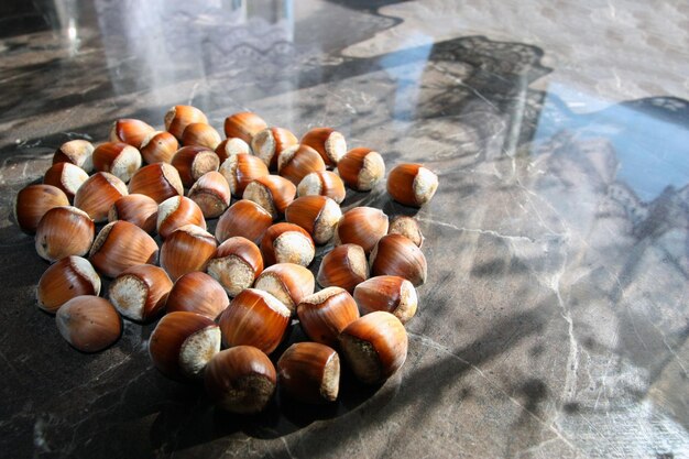 Noisette sur fond de table en bois