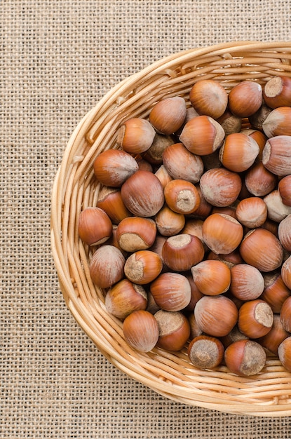 Noisette en pelure sur une toile de jute légère dans le panier.