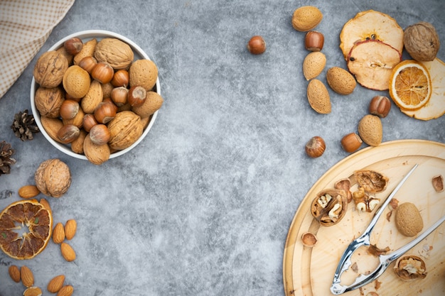 noisettes, amandes et noix dans un panier.