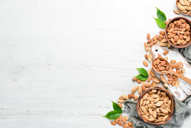 Des noisettes. Amandes sur une table en bois blanche. Vue de dessus. Espace libre pour votre texte.