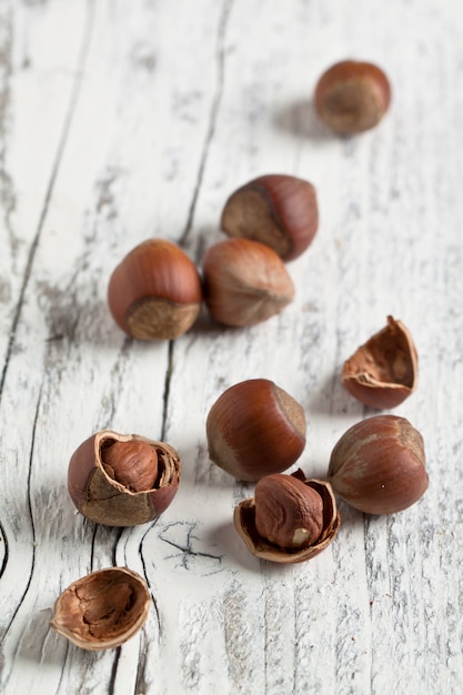 noisettes sur bois blanc