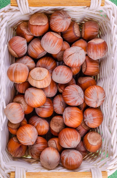 Noisettes dans un gros plan de coquille.