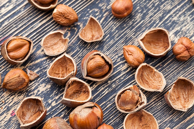 Noisettes fendues sur la table