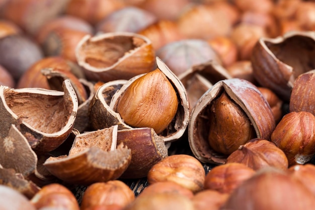 Noisettes fendues sur la table