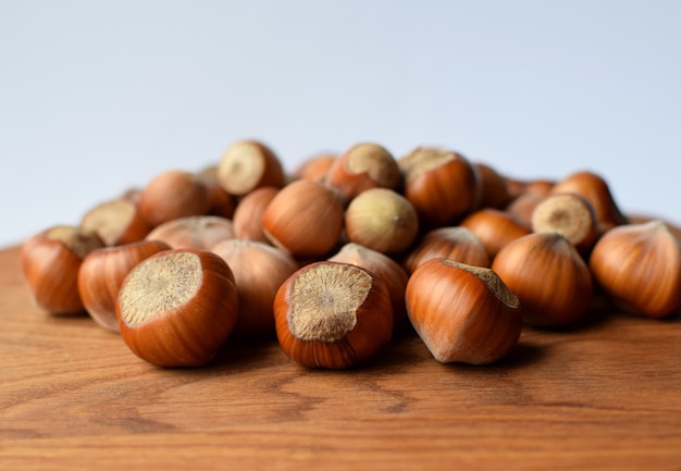 Noisettes sur un fond en bois. Noisettes en coque, alimentation saine