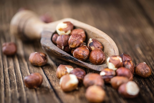 Noisettes sur fond de bois vintage selective focus