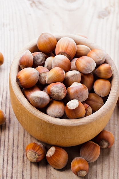 Noisettes mûres sur la table en bois