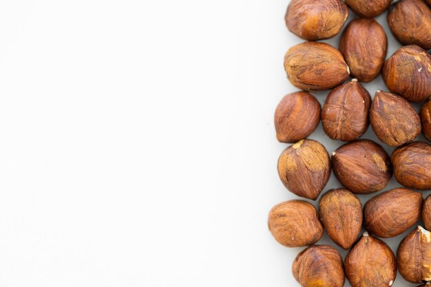 Noisettes sans coquille sur un fond blanc tas isolé de gros plan de noisette