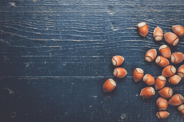 Noisettes sur la table en bois bleue