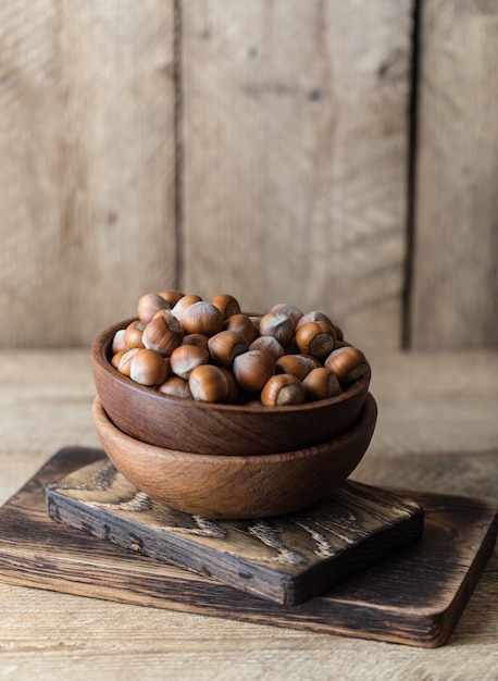 Noisettes sur table en bois rustique