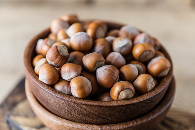 Noisettes sur table en bois rustique