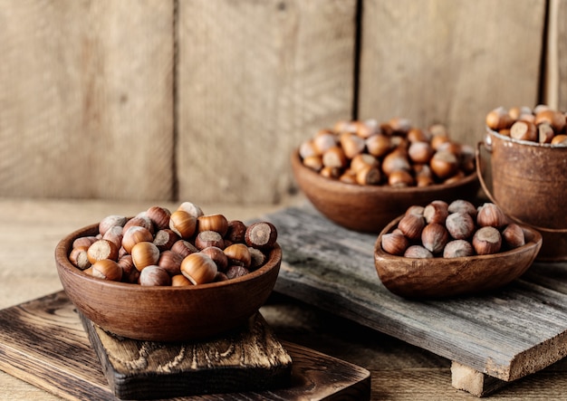 Noisettes sur table en bois rustique