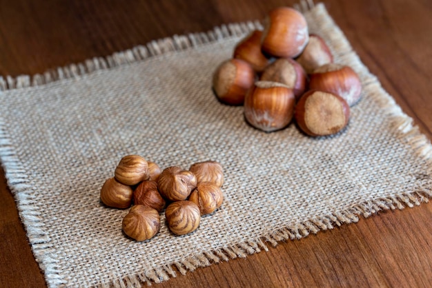 Noisettes sur table en bois rustique