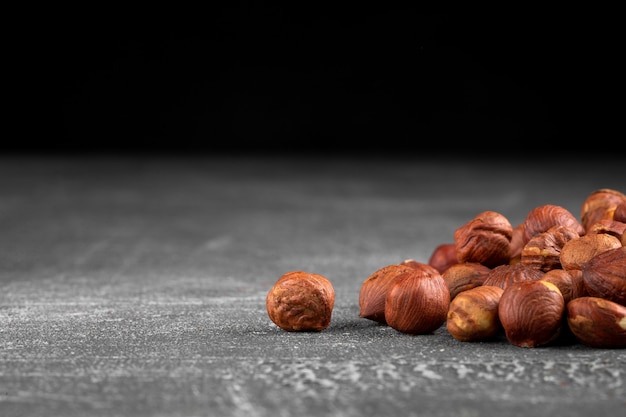 noisettes sur la table grise grattée