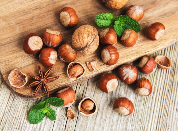 Des noisettes sur une vieille table en bois