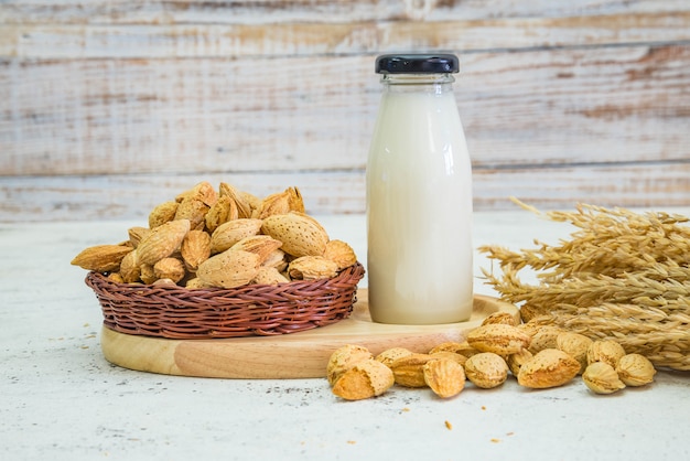 Photo noix d'amandes délicieux avec coquille sur fond de bois