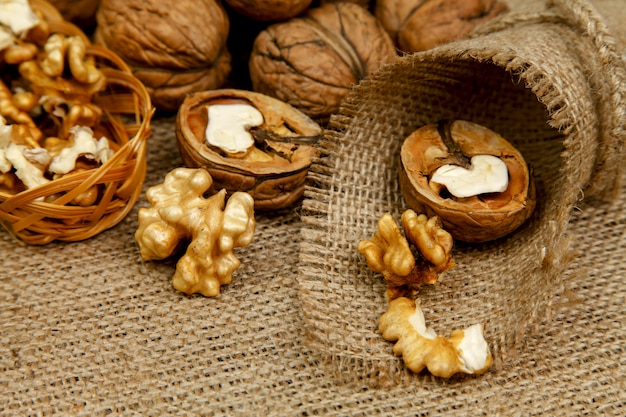 Noix et amandes entières sur la table