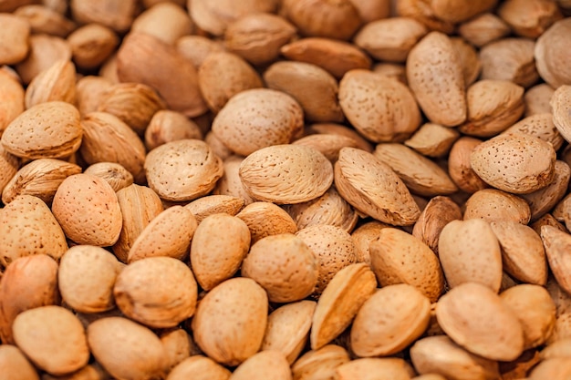 Noix d'amandes entières en vrac sur mise au point sélective des supermarchés