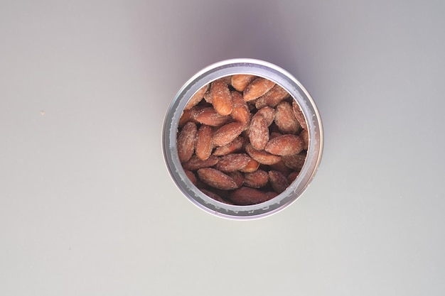 Noix d'amandes grillées dans un bol sur la table