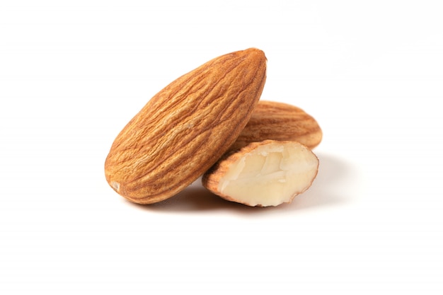 Photo noix d'amandes isolé sur blanc