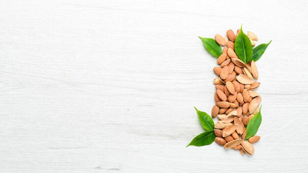 Noix Amandes sur une table en bois blanche Vue de dessus Espace libre pour votre texte