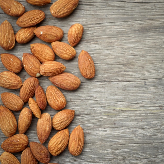 Noix d'amandes sur un vieux fond de bois