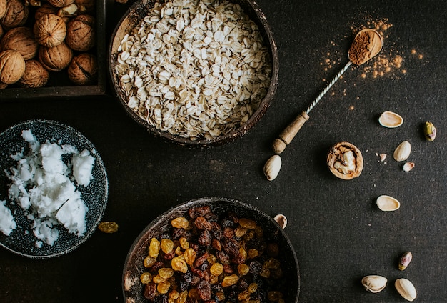 Noix, avoine et raisins secs séchés pour la cuisson