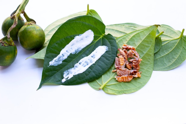 Noix de bétel à mâcher, noix de bétel avec poudre de chaux cal sur feuilles de bétel