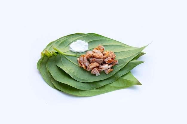 Noix de bétel à mâcher, noix de bétel avec poudre de chaux cal sur feuilles de bétel