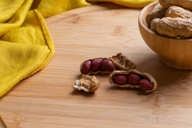 Noix sur le bol en bois avec foulard jaune