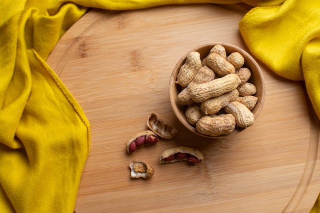 Noix sur le bol en bois avec foulard jaune