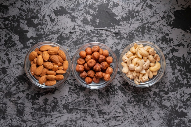 Noix brutes assorties dans une vue de dessus du bol, noix de cajou, amandes, noisettes dans les cuisines