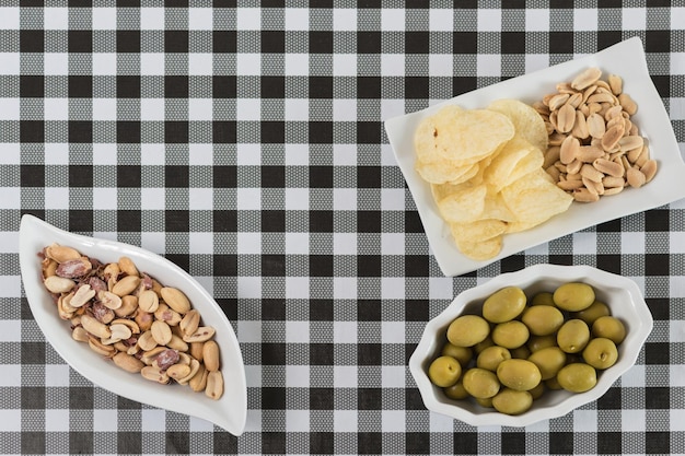 Noix cacahuètes croustilles et olives