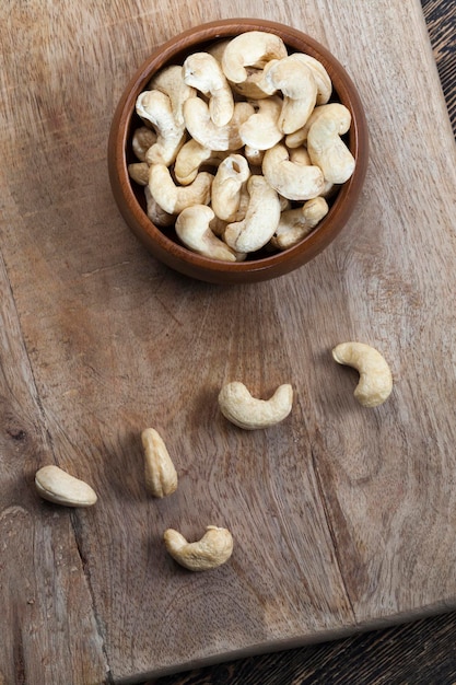 Noix de cajou séchées sur une table en bois