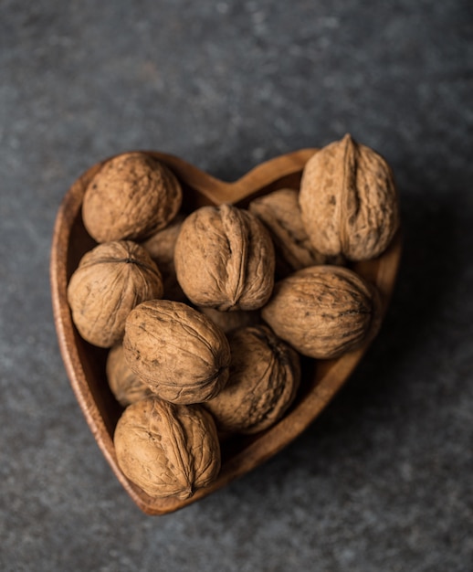 Noix. Cerneaux de noix et noix entières sur table rustique.