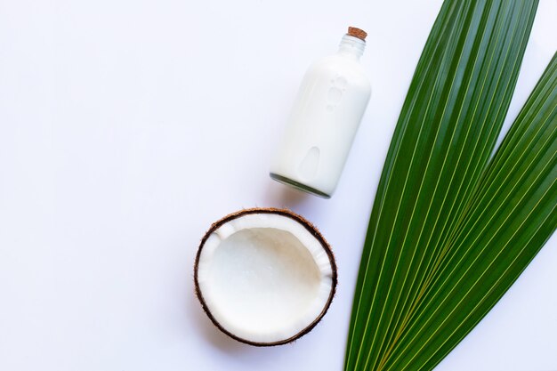 Noix de coco au lait de coco sur blanc.