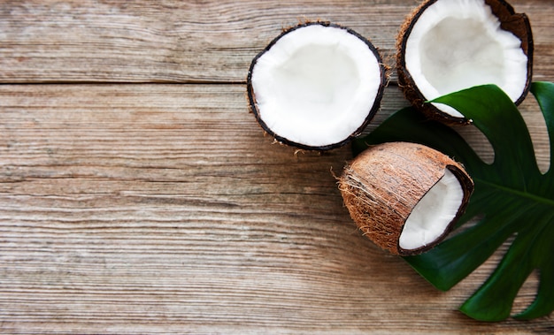 Noix de coco aux feuilles vertes