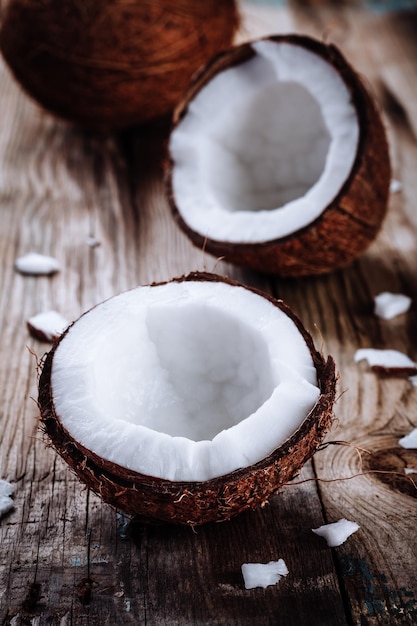 Noix de coco biologique fraîche sur fond de bois rustique