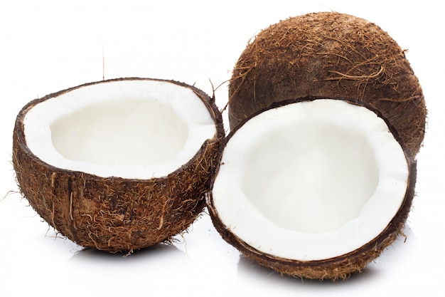 Noix de coco sur blanc