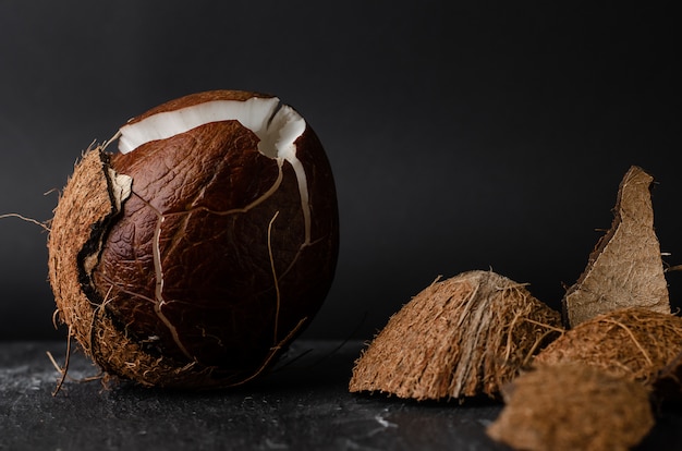 Noix de coco brisée dans l'obscurité