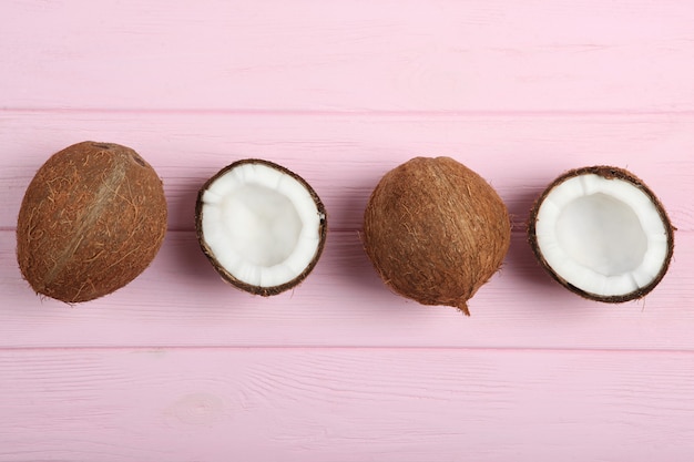 Noix de coco cassée sur un fond coloré libre