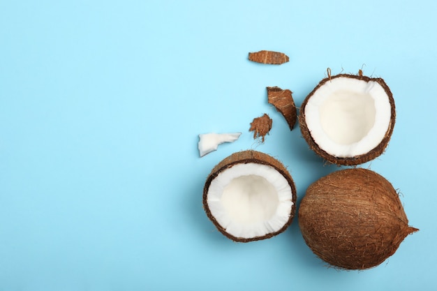 Noix de coco cassée sur un fond coloré libre