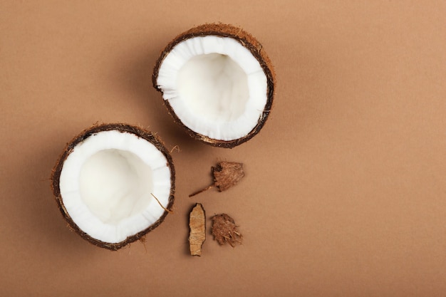 Noix de coco cassée sur un fond coloré libre